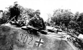 Tripulantes de un Jagdpanther en las escotillas.