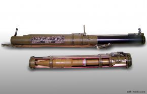 Un RPG-18 soviético de la Guerra Fría. Se puede ver extendido y listo para disparar (arriba) y sección en la que se ve el proyectil en el interior (abajo).
