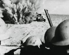 Una mina explotando cerca de un vehículo británico que cruza un campo de minas enemigo durante la Segunda Batalla de El Alamein, 1942.