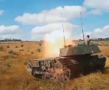 Uno de esos Leopard 1A5 realizando un tiro, posiblemente de prácticas, con su cañón de 105 mm.