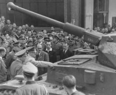 El Führer y su gran séquito inspeccionando un Panzer IV Ausf. G durante una visita a la fábrica Nibelungenwerke en St. Valentin, Austria.