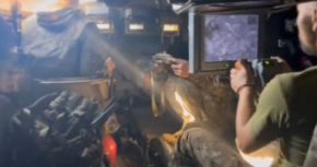 Interior de un BTR-3 mientras en artillero apunta y dispara el cañón automático, septiembre de 2023.