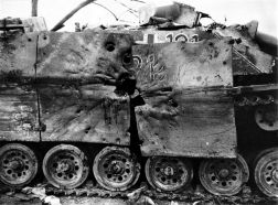 StuG III con Schürzen alcanzado por varios disparos de diferentes armas de la 4.ª División Blindada del Ejército de los Estados Unidos.