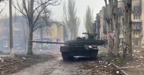 Un T-90M en combate urbano dentro de Bajmut en abril de 2023.