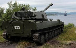 Un 2S1 Gvozdika ruso visto desde atrás en 2015.