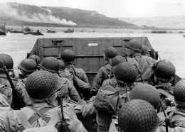Las tropas observando la actividad en tierra en la playa de Omaha mientras su lancha de desembarco LCVP se aproxima a la costa buscando un hueco para desembarcar tropas de refuerzo el 6 de junio de 1944.