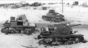 Dos carros ligeros L6/40 abandonado en el Frente Oriental junto a un Semovente da 47/32.