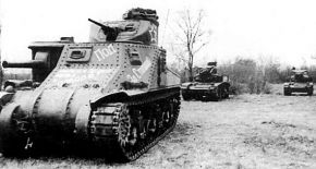 Tanques ligeros M3 y M3A1 siguiendo a un tanque medio M3 en servicio soviético.
