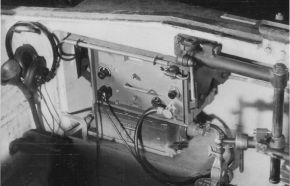 Equipo de radio FuG 15 en las primeras versiones del StuG III, el cual consistía en un receptor UHF y un transformador situados a la izquierda del puesto del comandante, en un compartimento que sobresalía en forma de caja en el blindaje.