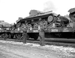Tanques Valentine cargados en vagones de Canadian Pacific Railway con destino a la Unión Soviética.