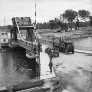 Puente de Bénouville (renombrado Pegasus), en la carretera que cruza el Canal de Caen. Fotografía del 9 de junio de 1944, al fondo aún se pueden ver planeadores Horsa utilizados en la operación.