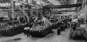 Producción de los primeros ejemplares M4 junto a los últimos M3 en Detroit.