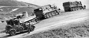La carencia de vehículos de recuperación para carros pesados supuso un problema importante para las unidades de Tiger que, para solventarlo, recurrían a dos tractores pesados FAMO Sd.Kfz. 9 enlazados.