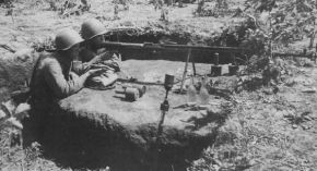 Un equipo antitanque soviético con un fusil PTRD y granadas RPG-40, entre otras armas anticarro.