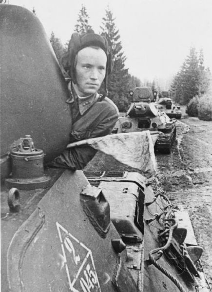 Archivo:T34-column-1942-with-signal-flag orig.jpg