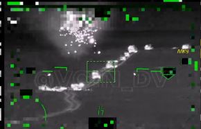 Fotograma del vídeo grabado desde un helicóptero ruso Ka-52 atacando una columna blindada ucraniana.