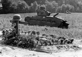 Tanques Matilda I y II destruidos en Arrás a finales de mayo de 1940, junto a una tumba de un soldado alemán.