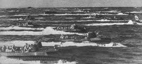 Ola de asalto de vehículos anfibios LVT hacia Okinawa, Japón.