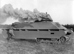 Soldado de infantería alemán practicando cómo cegar a un tanque enemigo con una granada de humo usando una maqueta de un T-34 movida por una tanqueta polaca TK.