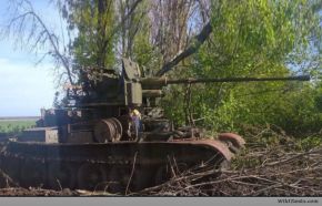 Un S-60 montado en el chasis de un tanque T-55 en el área de Donetsk, 2023.