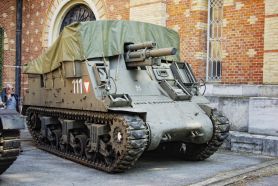 Un M7 Priest con una lona de protección contra las inclemencias del tiempo.