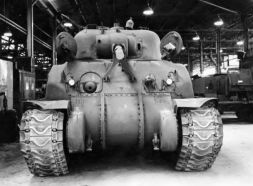Un M4E9 Composite, reformado con cadenas anchas en talleres de reparación.