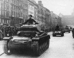Panzer II de una columna blindada alemana desfilando por Praga en marzo de 1939 tras la ocupación de Checoslovaquia.