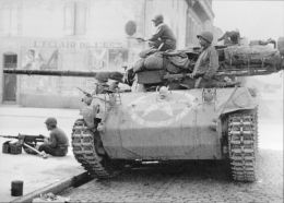 Un Hellcat con su torreta girada durante un combate de la Segunda Guerra Mundial.