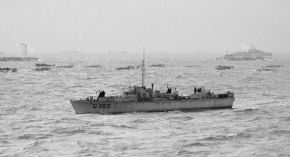 Lancha de defensa costera HMS ML 303, de la clase Fairmile B, asistiendo a los desembarcos en Gold. Pequeñas lanchas de desembarco al fondo.