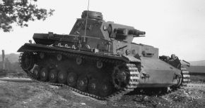 Panzer IV Ausf. E comenzó a ser fabricado con casco frontal inferior de 50 mm y superior de 30 mm. El glacis sería reforzado, y no en todos los casos, con otra placa de 30 mm.