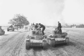 Dos Pz.38(t) de mando del PzAbt 67, distinguibles por tener la apertura de la ametralladora del casco tapada.