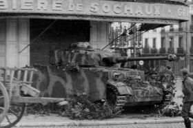 En un intento por evitar un ataque aéreo, la tripulación de este Pz.IV de la Das Reich retrocedió con su vehículo en la entrada de un bar.