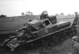 El blindaje Vorpanzer sobrecargaba el frontal de la torreta afectando al mecanismo de giro y se intentó contrarrestar con la cesta de almacenamiento trasera.