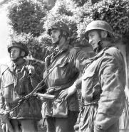 Hombres de la Compañía D de Infantería Ligera de Buckinghamshire que capturaron el "Puente Pegasus", fotografiados después de la operación.