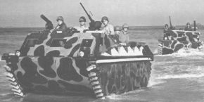 Vehículos anfibios LVT-1 de producción temprana armados con una ametralladora media M1917, en lugar de una más habitual M1919 refrigerada por aire.