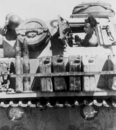 La munición del cañón KwK 40 del Panzer IV era más corta y gruesa que la equivalente del PaK 40. Al lado vemos unas típicas garrafas Wehrmacht-Einheitskanister.