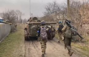 Soldado ucraniano armado con un PzF.3 a finales de marzo de 2022.