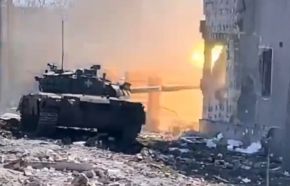 T-80U de la 93.ª Brigada Mecanizada disparando sobre posiciones rusas en Bajmut, marzo de 2023.