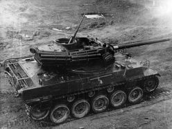 Un M18 Hellcat portando municiones en el exterior de la torreta.