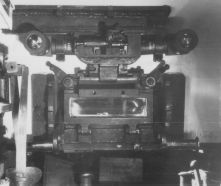 Puesto del conductor de un StuG con el visor directo Fahrersehklappe 50 y el periscopio binocular KFF 2 arriba plegado.