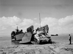Un tanque Sherman convencional desembarcando de una LCT (Landing Craft, Tank) en el Norte de África, en 1943.