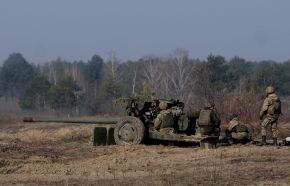Un cañón anticarro MT-12 de la 59.ª Brigada Motorizada de Ucrania en marzo de 2017.