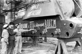 Casco de un SU-152 durante su fabricación. Octubre de 1943.