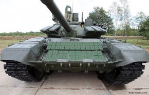 Disposición de los paneles reactivos Kontakt-5 en el glacis del T-72B3.