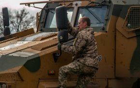 Un miembro de la 35.ª Brigada de Infantería de Marina Mijailo Ostrohradskyi ajustando los retrovisores de un Kirpi en noviembre de 2022.