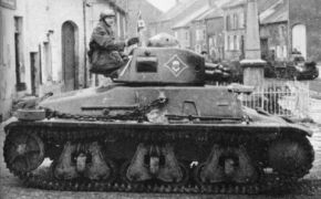 Comandante de un H35 sentado sobre la puerta de acceso a la torreta.