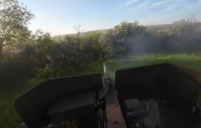 Un YPR-765 PRI.50 desde el punto de vista del artillero de la ametralladora durante un asalto ucraniano a mediados de agosto de 2023.