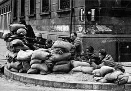 Miembros de la resistencia italiana luchando en las calles de Milán en abril de 1945.