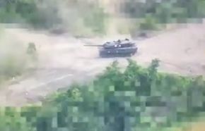 Un Leopard 2A6 ucraniano disparando sobre posiciones rusas desde un cruce de caminos en el frente de Zaporiyia, julio de 2023. Fotograma de un vídeo grabado por un dron ucraniano.