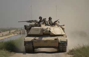 Un M1A1 de la 81.ª Brig. Acorazada del Ejército de Estados Unidos desplegado en Irak, año 2004.